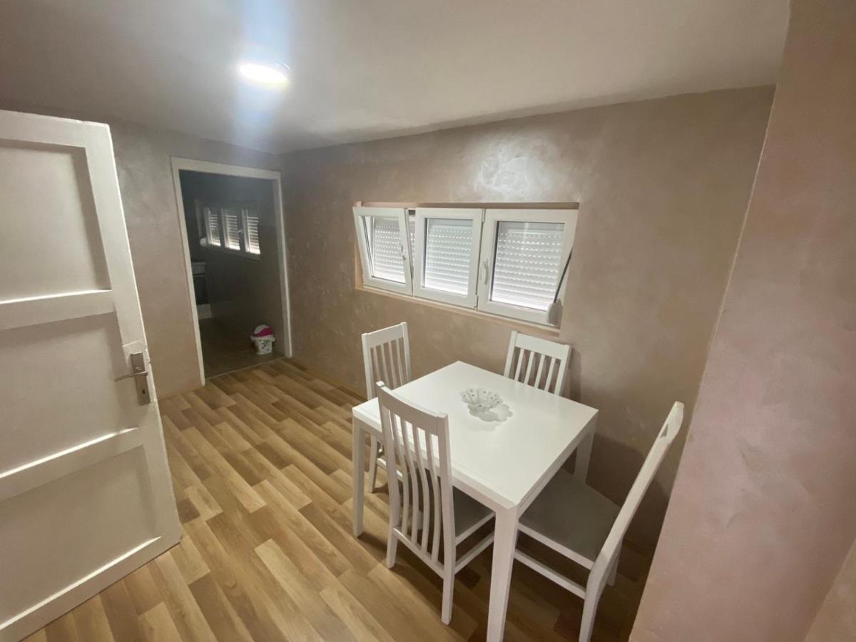 Apartman Niksicアパートメント エクステリア 写真